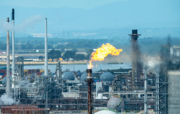 苏格兰格兰格茅斯石油炼油厂燃烧的燃气耀斑堆放信贷：Ian Rutherford / Alamy Stock Photo