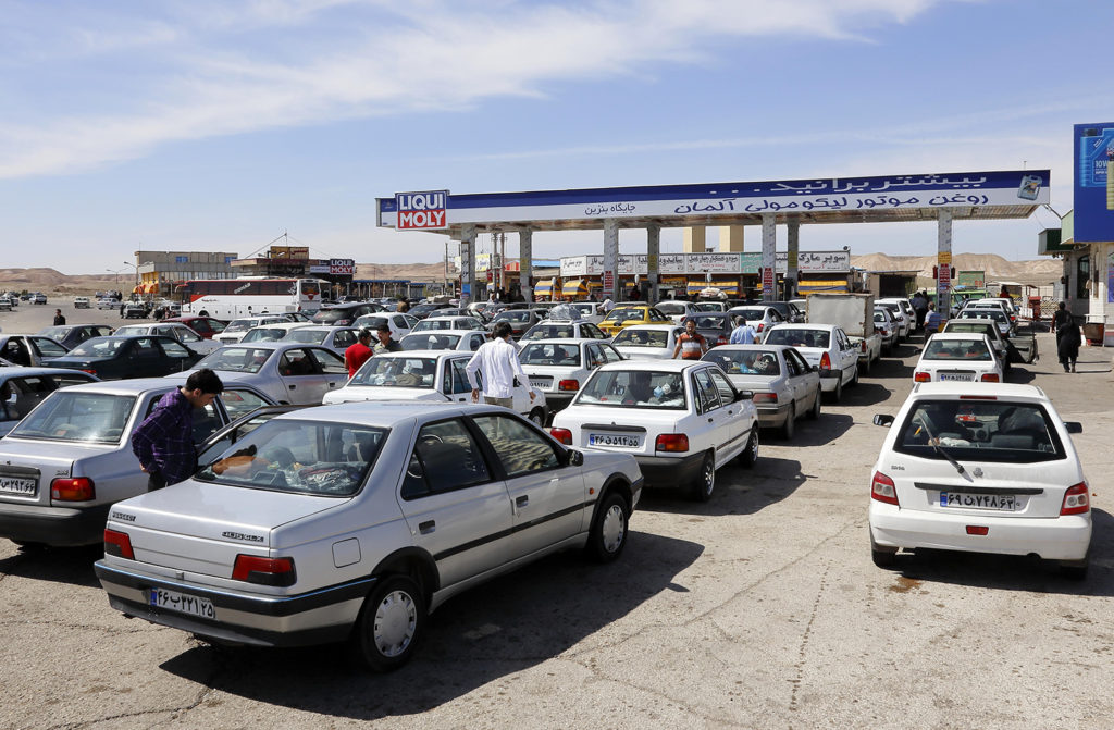 Cars queuing at a petrol station, Tehran, Iran. Credit: Sueddeutsche Zeitung Photo / Alamy Stock Photo. GDW0BP