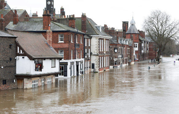 约克（York）为2020年2月17日的二十年来为最高的洪水河水平做准备。2ayx113