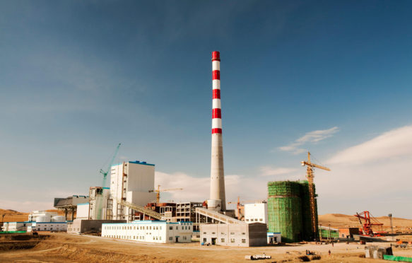 燃煤发电厂在中国内蒙古建造。信用：自然图片库 / Alamy Stock Photo
