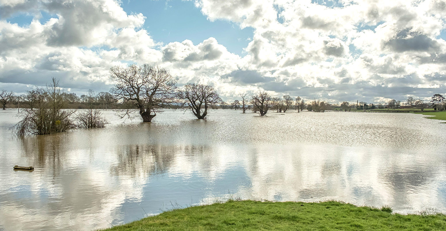 Flooded fields in Worcestershire, UK, on 27 February 2020. Credit: Shaun Davey / Alamy Stock Photo. 2B1Y2HB