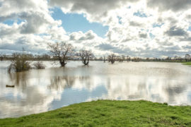 Flooded fields in Worcestershire, UK, on 27 February 2020. Credit: Shaun Davey / Alamy Stock Photo. 2B1Y2HB