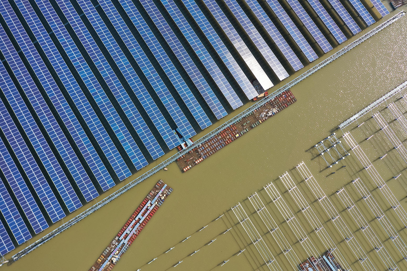 Aerial view of solar panels at a power station in Ningbo City, Zhejiang Province, China, 7 December 2019. Credit: Cynthia Lee / Alamy Stock Photo. 2AE7EFY