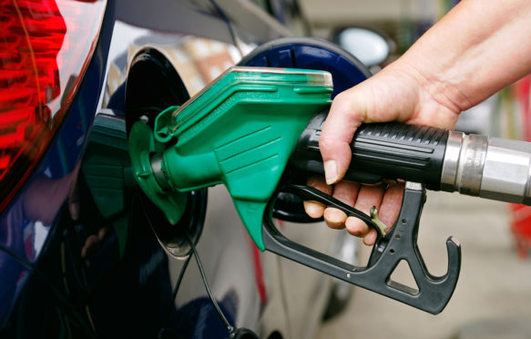 妇女用无铅汽油在英国装满汽车。