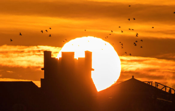 当早晨的太阳升起了沿着海角的历史地标在英国的横向的历史地标天气中，在默西塞德的横向上升。2020年1月2日。信用：关键词/ alamy股票照片