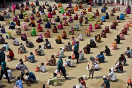 孟加拉国无家可归的人在全国性冠状病毒锁定期间等待队列以寻求援助。亚博体育ios达卡，孟加拉国，2020年4月4日。信贷：SK HASAN ALI / ALAMY Stock PhotoGydF4y2Ba