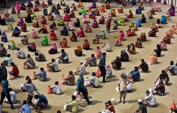 孟加拉国无家可归的人在全国性冠状病毒锁定期间等待队列以寻求援助。亚博体育ios达卡，孟加拉国，2020年4月4日。信贷：SK HASAN ALI / ALAMY股票照片