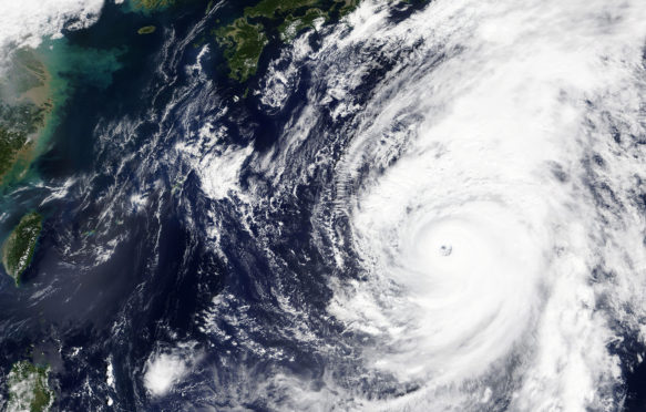 2019年10月10日，台风海贝思向日本移动。资料来源:Claudia Weinmann / Alamy Stock Photo. 2A3TDX4