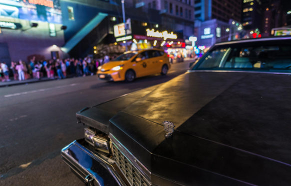 经典的美国汽车停在美国纽约市第七大街上。2018年7月30日。信贷：Jordi deRuedaRoigé / Alamy Stock Photo