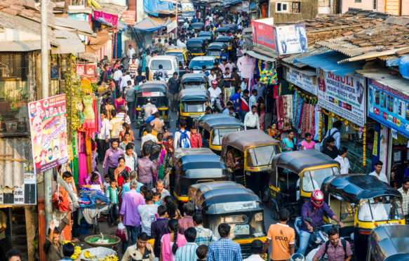 印度孟买繁忙市场的路障。学分：弗兰克·比恩瓦尔德 /阿拉米库存照片