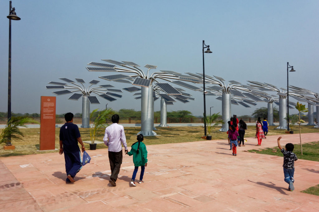 太阳能电池板的树木National Salt Satyagraha Memorial, Dandi Beach, Gujarat, India. 3 February 2020.