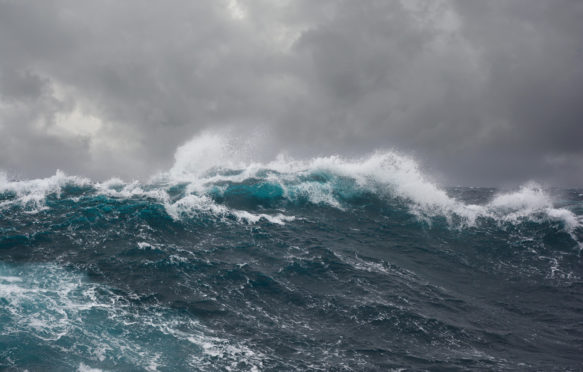 风暴期间大西洋北部的海浪。