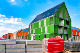 带屋顶太阳能电池板的新建筑工地。吕德斯海姆，德国。2019年6月22日。信贷：KH图片/阿拉米股票图片