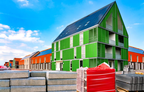 带有屋顶太阳能电池板的新建筑工地。德国吕德西姆。2019年6月22日。信贷：KH-Pictures / Alamy股票照片