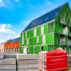 带有屋顶太阳能电池板的新建筑工地。德国吕德西姆。2019年6月22日。信贷：KH-Pictures / Alamy股票照片