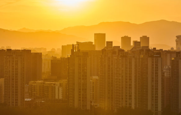 北京的地标建筑，包括中国尊，在日落时形成了天际线