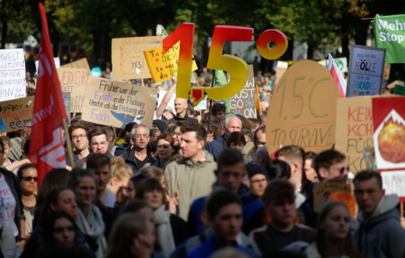 示威者在周五举行的未来抗议活动中举起了1.5英镑