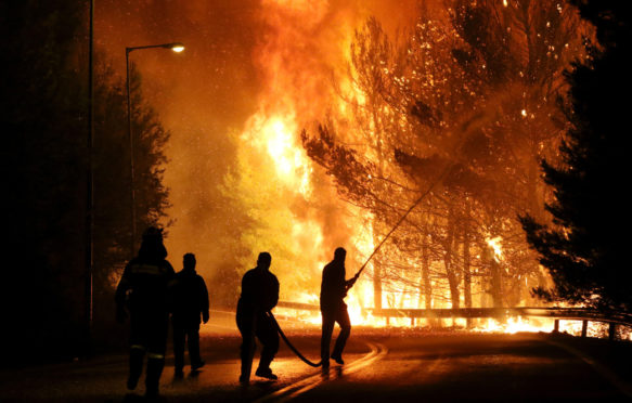 消防员与2017年卡拉莫斯（Kalamos）的火焰战斗。