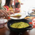 印度妇女的纱丽妇女在餐桌上服务和吃食物。图片来源：Barry Diomede / Alamy Stock Photo。