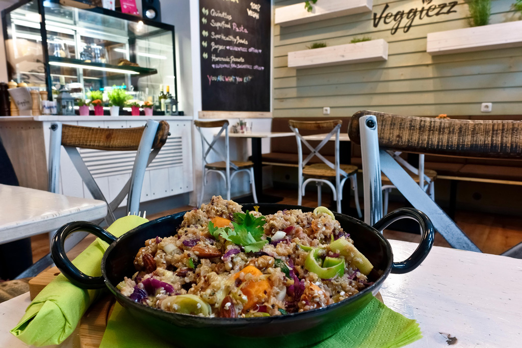 Quinoa-salad-bowl-in-healthy-vegan-restaurant-Vienna-Austria