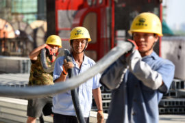 CREC的中国农民工在高速铁路淮安东站施工现场工作。