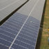 工人在印度古吉拉特邦的太阳能发电厂内部清洁光伏面板。