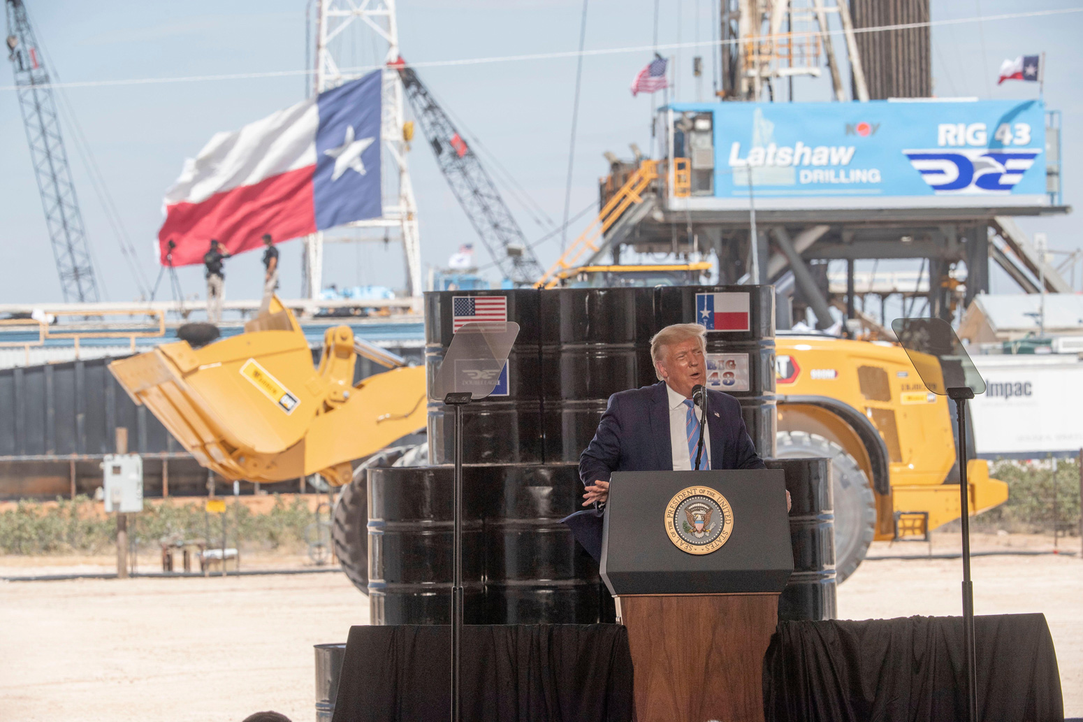 唐纳德·特朗普在德克萨斯州双鹰井场的拉特肖9号钻井平台上讲话。