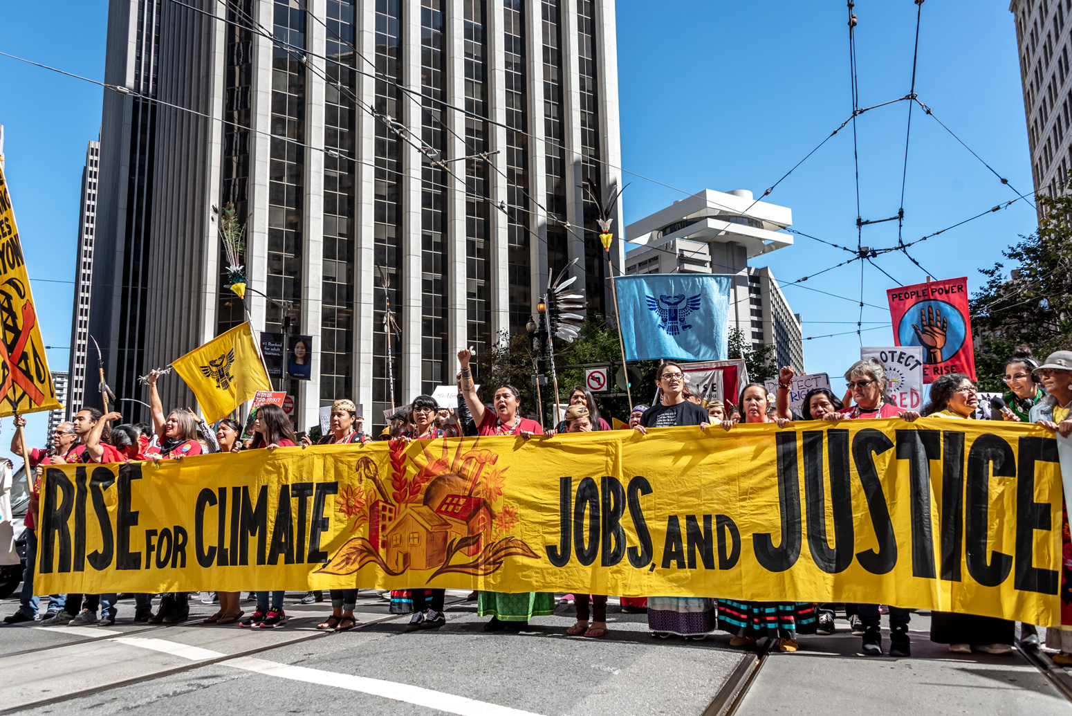成千上万的聚集在旧金山，崛起气候集会和3月。
