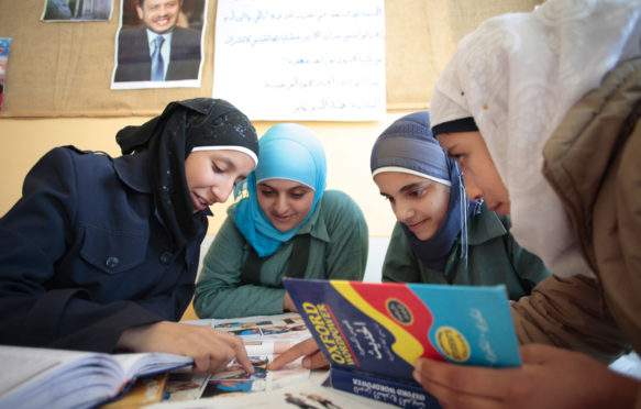 学生们在英语课上。Madaba、约旦。资料来源:Thomas Imo / Alamy Stock photo