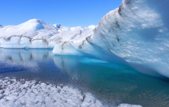 在格陵兰泥的熔化的冰 - 与蓝色水的冰洞在内陆冰板。