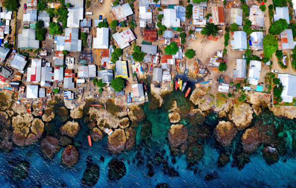 所罗门群岛霍尼亚拉渔村的鸟瞰图