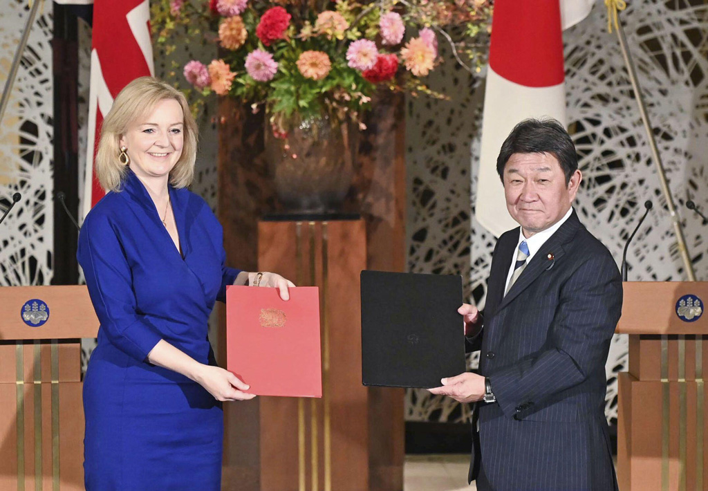 Japanese Foreign Minister Toshimitsu Motegi and British International Trade Secretary Liz Truss pose in Tokyo after signing a post-Brexit bilateral free trade agreement