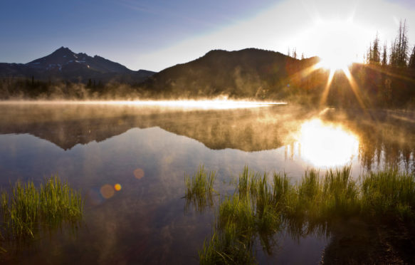 俄勒冈州中部Sparks Lake的日出的早晨雾