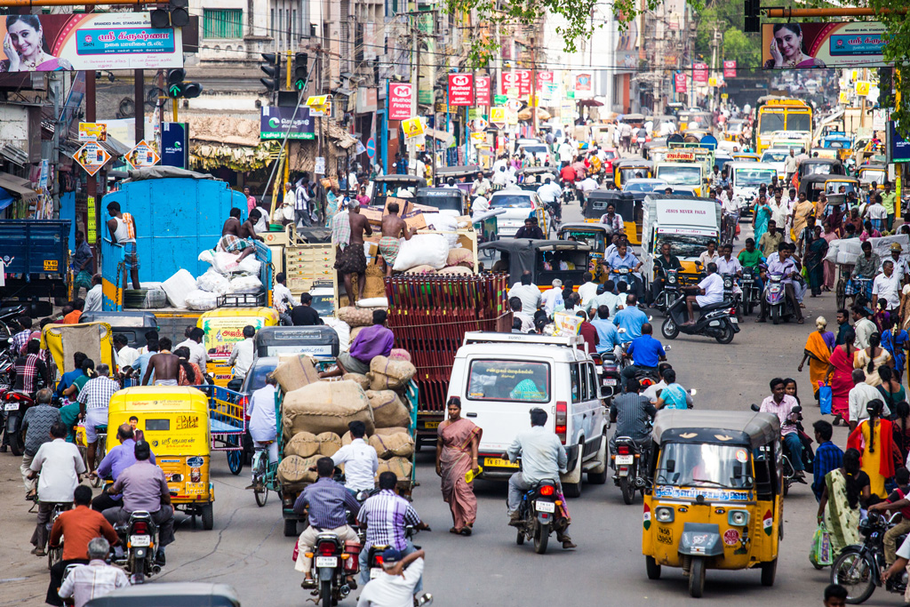 A-busy-street-in-Madurai,-India