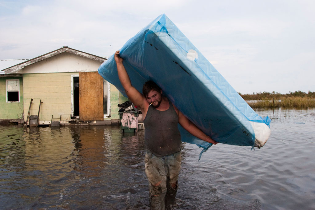 古斯塔夫飓风过后，让查尔斯岛洪水泛滥