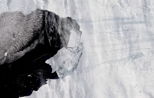 Numerous-icebergs-detaching-from-the-Pine-Island-Glacier-in-Antarctica-2AXR2F1