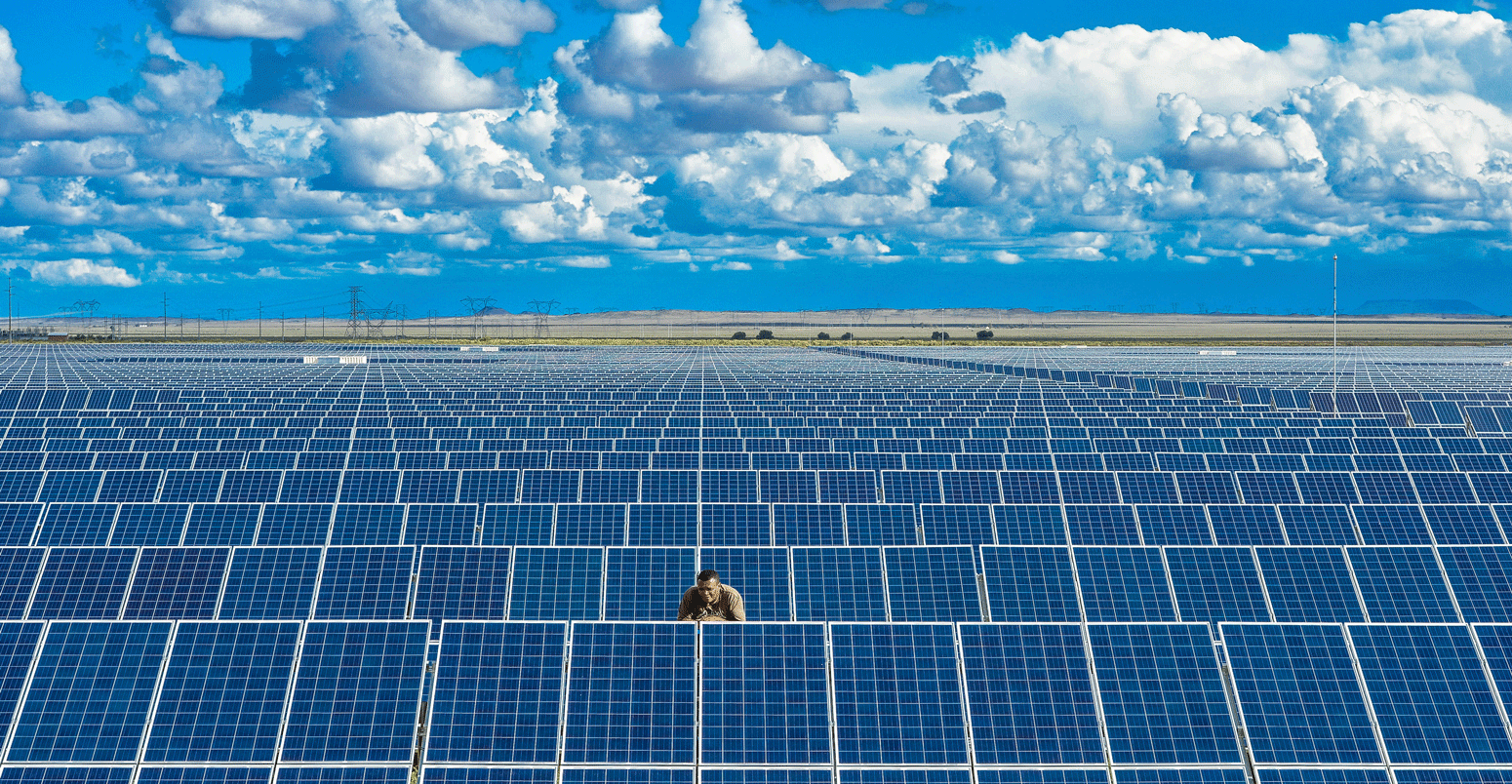 一个人检查面板在多的太阳能农场h Africa