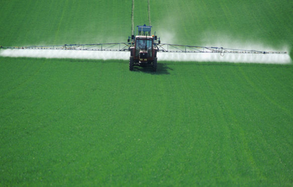 肥料被喷洒在法国的农作物上