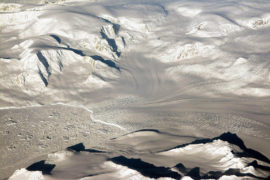 傍晚太阳下的冰川和山脉在“冰桥行动”研究飞行中被看到——从南极洲西部返回