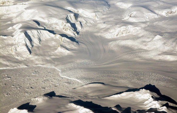 傍晚太阳下的冰川和山脉在“冰桥行动”研究飞行中被看到——从南极洲西部返回
