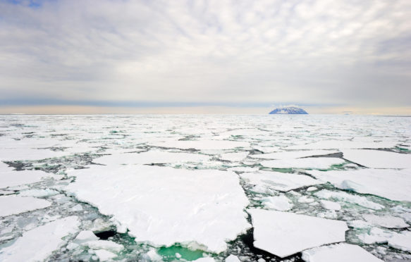 南极洲罗斯海中的小岛，前景是浮冰