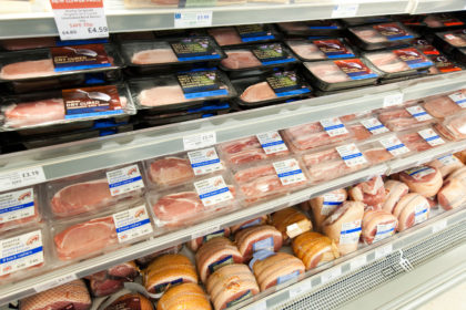 英国一家超市货架上的熏肉和猪肉