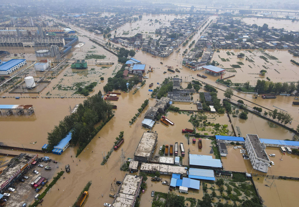 图为中国河南省渭辉市被洪水淹没的景象