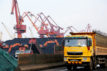几艘船在连云港港口卸货和运输煤炭。