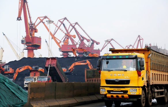 几艘船在Lianyungang的Lianyungang港口卸下并运输煤炭。