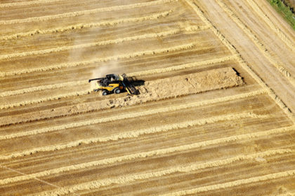 田间收获小麦的农业机械鸟瞰图