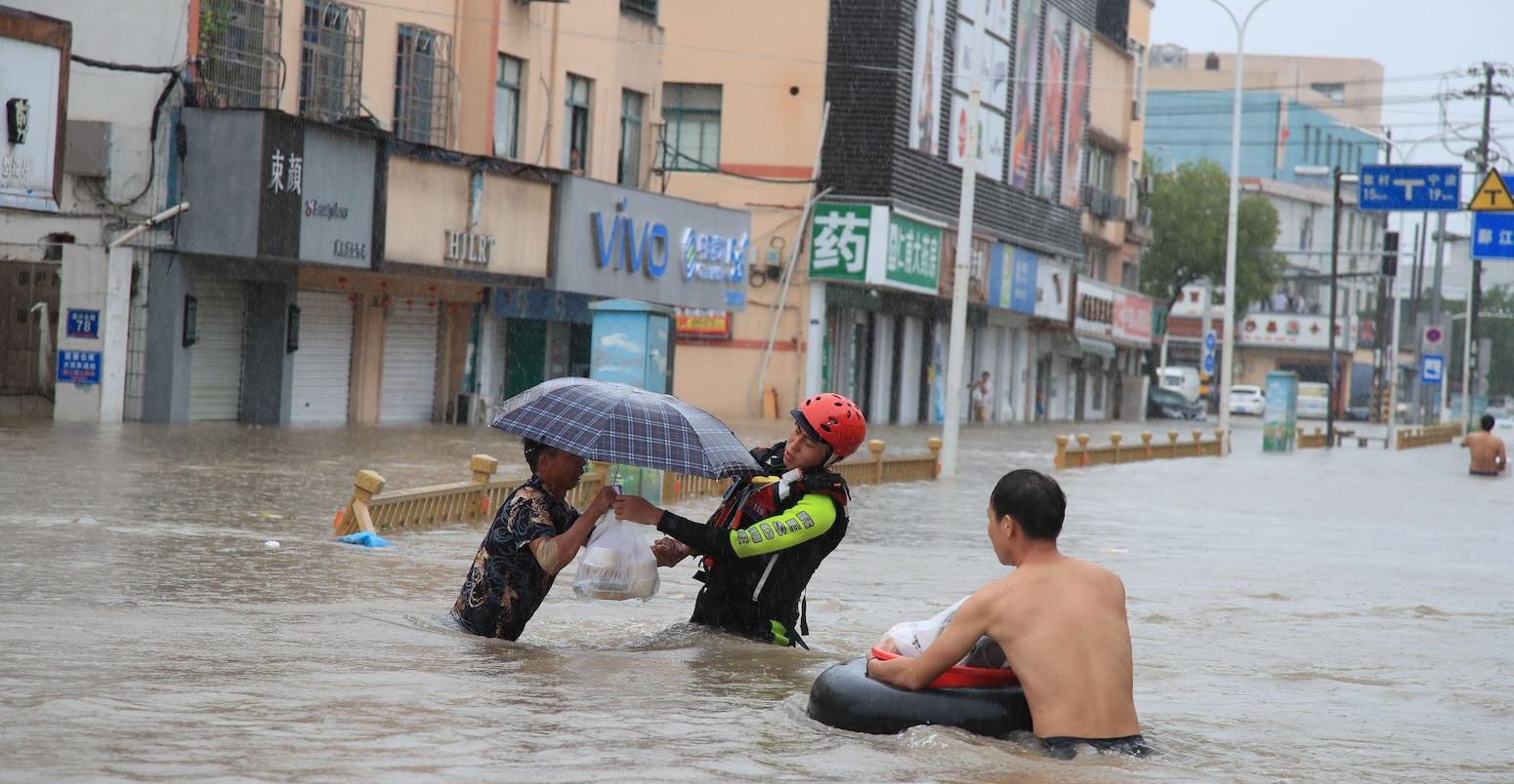台风fa给宁波市带来暴雨和洪水，消防队员帮助市民运送车辆并确保安全