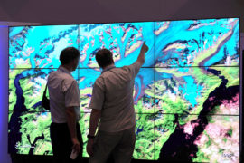 在多哈第18次COP会议期间，欧洲太空科学家在美国中心观看NASA的可视化数据