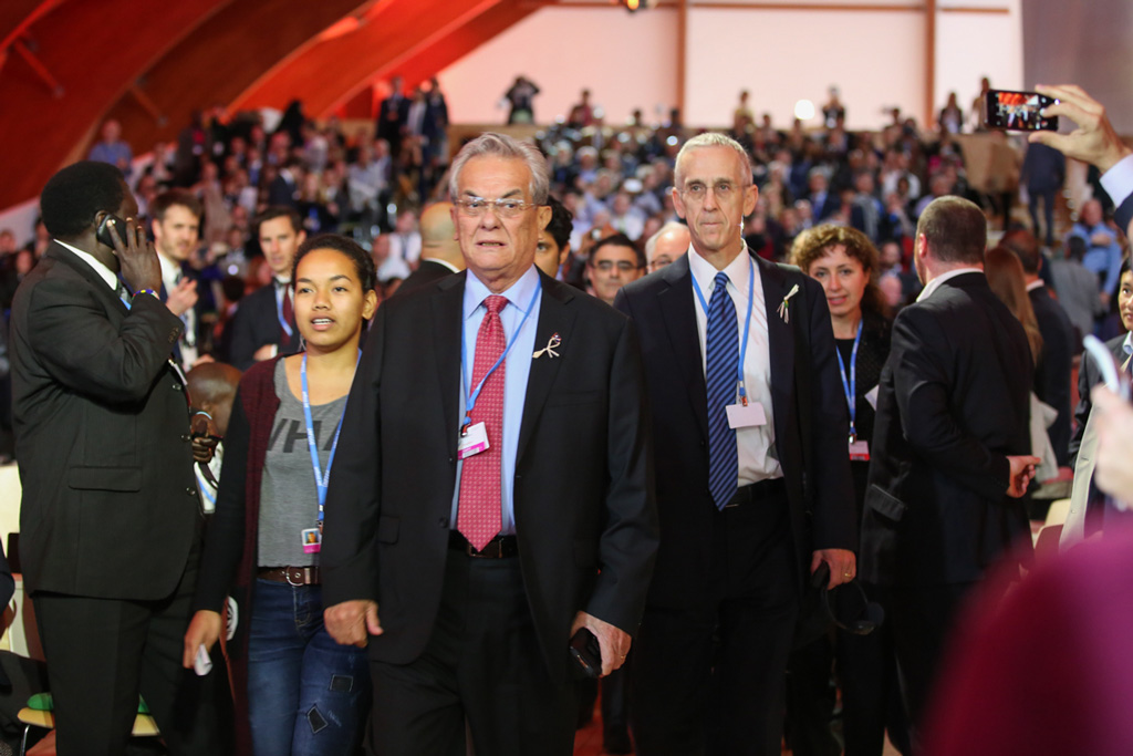 Members of the newly-formed High Ambition Coalition enter the plenary with Tony de Brum, Minister of Foreign Affairs, Marshall Islands, and US Special Envoy for Climate Change Todd Stern