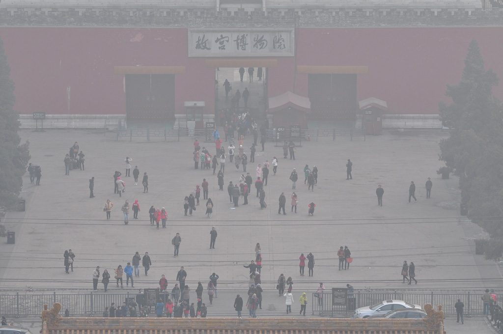 The-entrance-of-the-ancient-Imperial-Palace-in-Beijing-during-the-severe-air-pollution-episode-on-13-January-2013